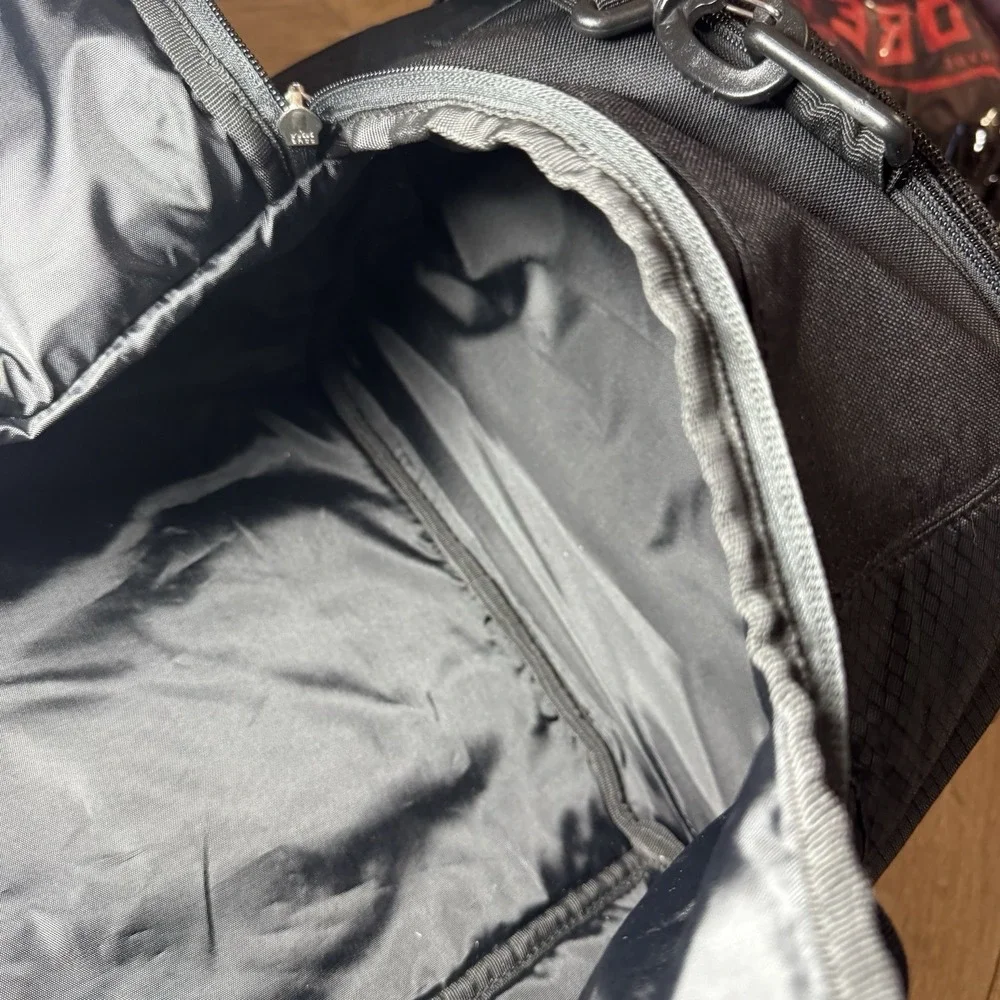 Oakley Black Duffle Bag Vintage Gym Bag in Excellent Condition Model 92345